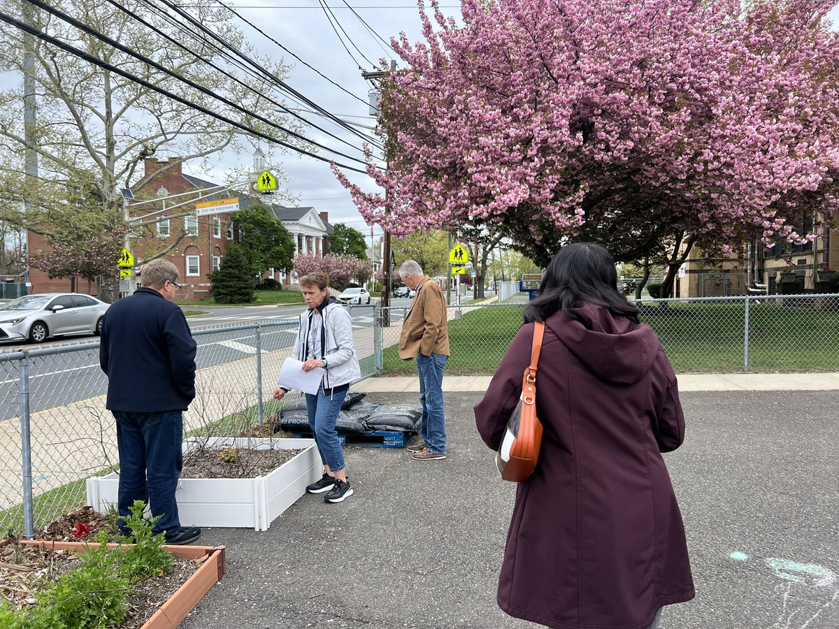 Something exciting happening in our garden just in time for #EarthDay2024 ! Thank you, Hamilton-Robbinsville Rotary! @HTSD_Greenwood @WeAreHTSD @MsQuintana0 #GreenwoodGardenClub #CommuntyGarden