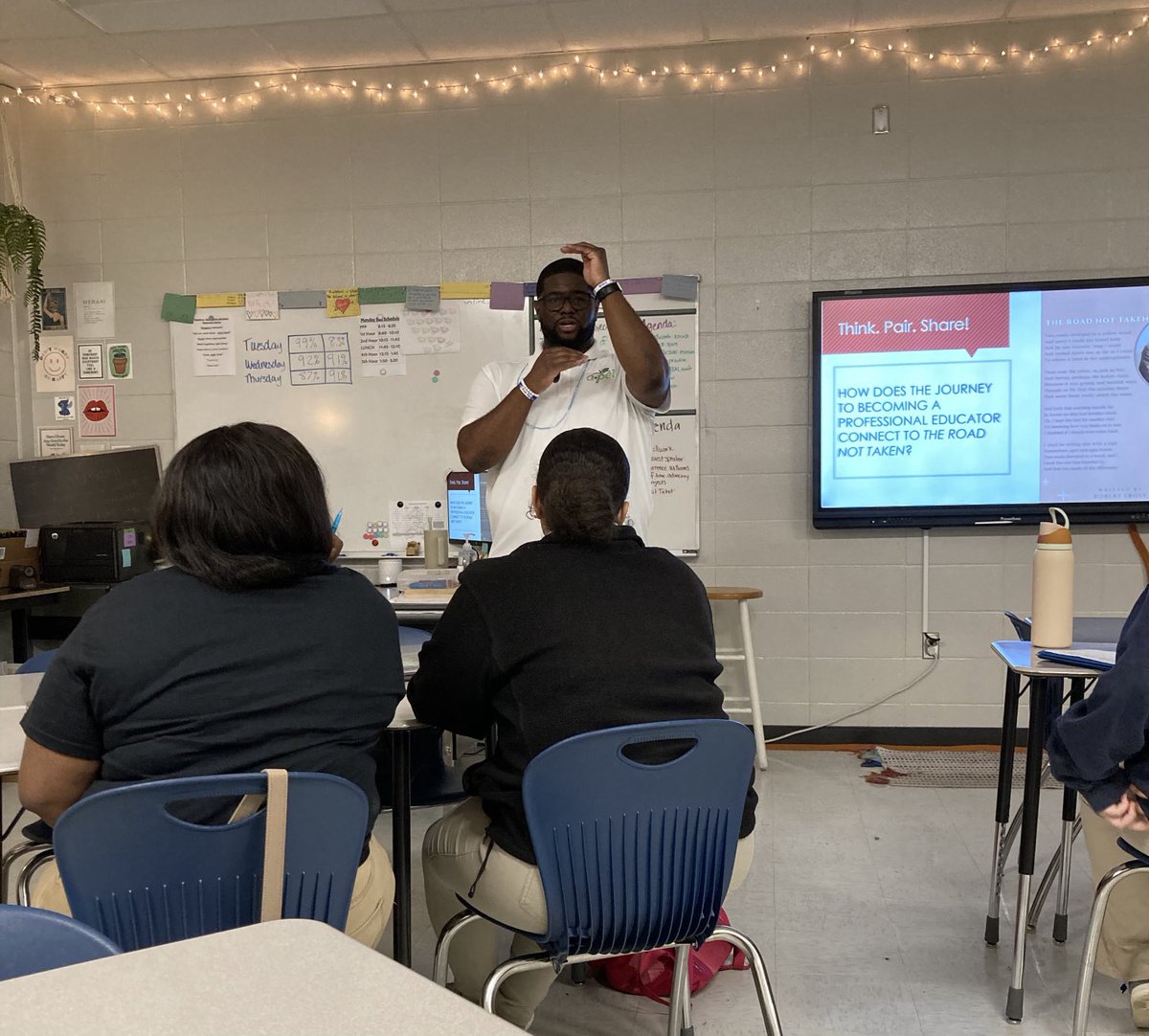 CoachMyU's tweet image. Torrence Williams- of ⁦@goAPEL⁩ and ⁦@ReachUniversity⁩ speaks to Pahs ⁦@EducatorsRising⁩ about Culture. Sharing a great thought by Bill Daggett- “Culture Trumps Strategy”
⁦@breannarguidry⁩ ⁦@torwms⁩ ⁦@PortAllenPels⁩ ⁦@WBRSchools⁩ 
❤️❤️❤️