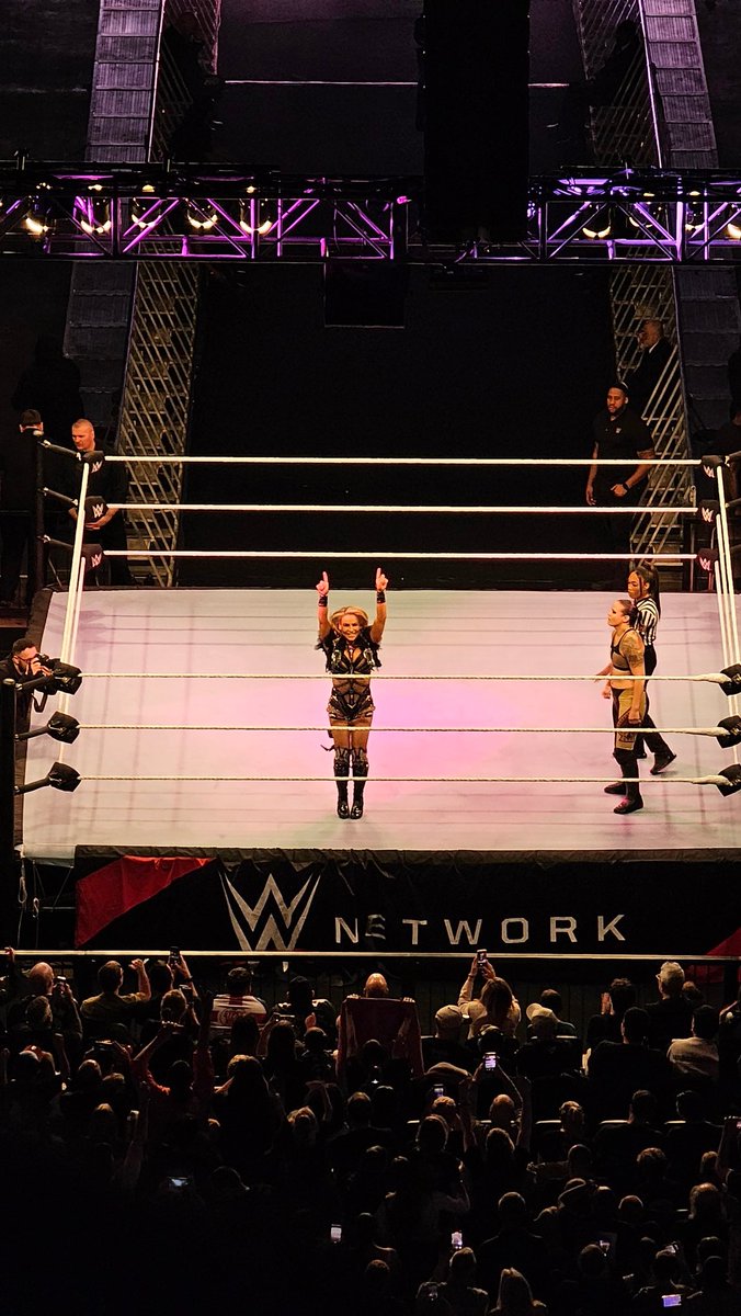 Me emociono sempre que vejo a rainha @NatbyNature ao vivo. 🥺♥️ #WWELondon