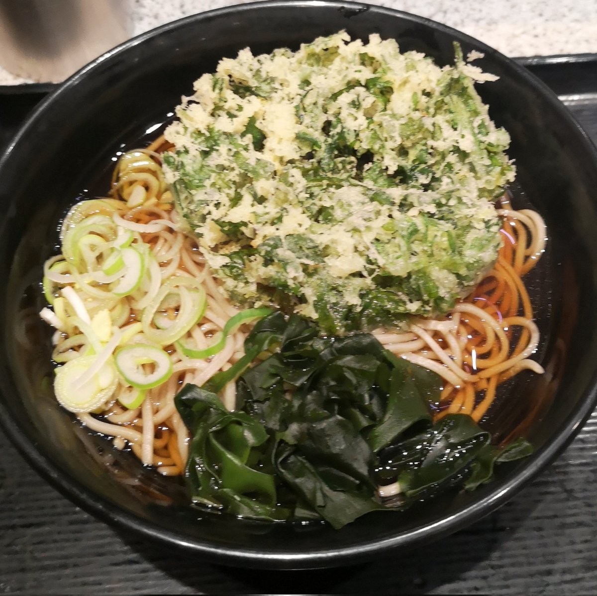 富士そばの春菊天そば。モサモサしていまいちやったな〜、お蕎麦は美味しかった(๑´ڡ`๑)