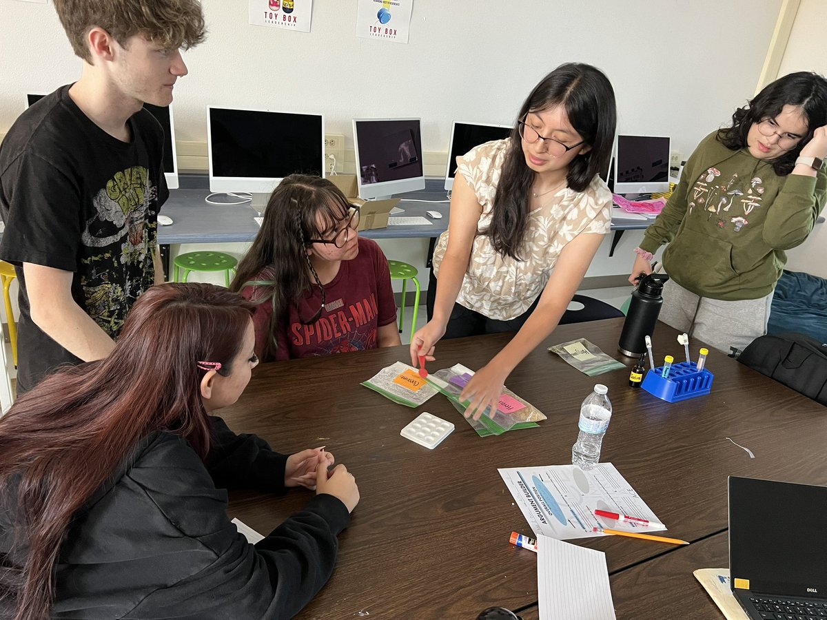 @NISDSotomayor ISM students continue their dress rehearsals for their culminating presentations on the 24th and 25th! Ariana’s hands on portion is a lab that has us documenting the reactions of 5 different “drugs” to go with her forensic science mentorship! @NISDGTAA @nisdgteac