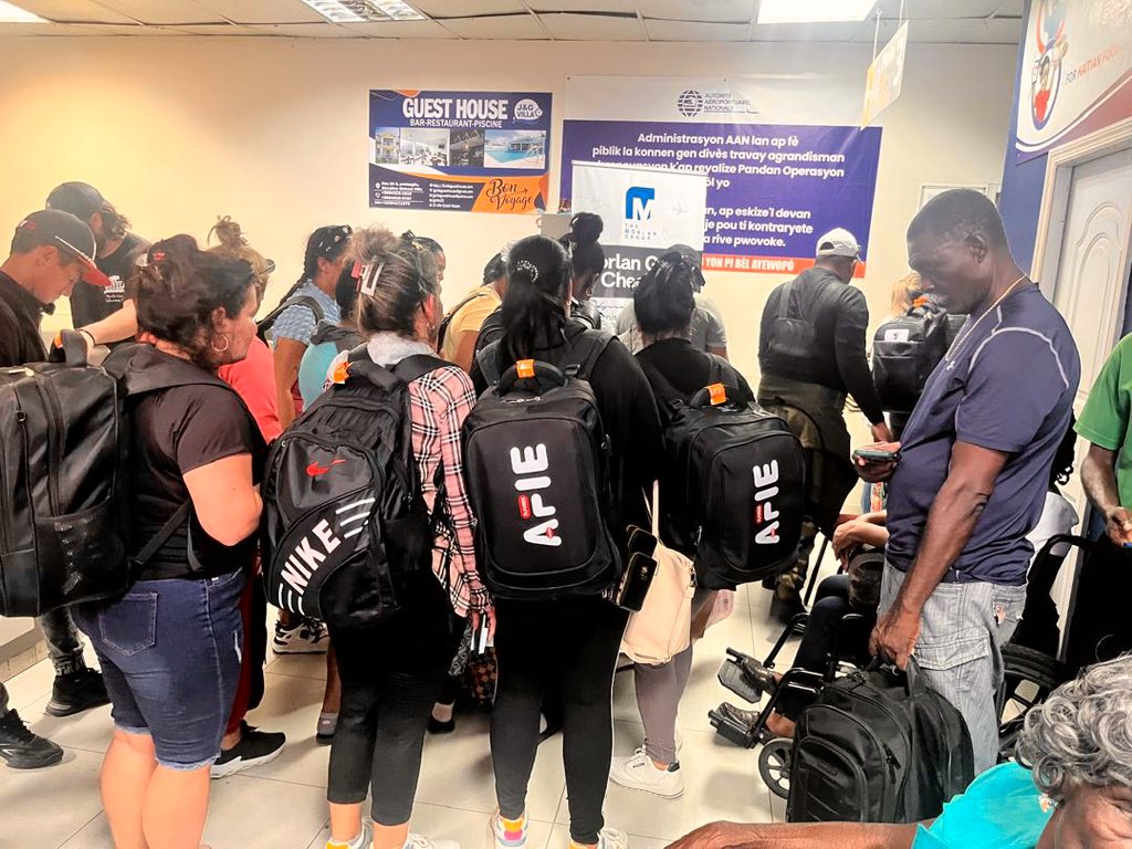 Compatriotas que habían quedado varados en #Haití arribaron de manera segura a Cabo Haitiano, después de un análisis cuidadoso y continuo que realizamos del momento oportuno para organizar su retorno. #Cuba 🇨🇺