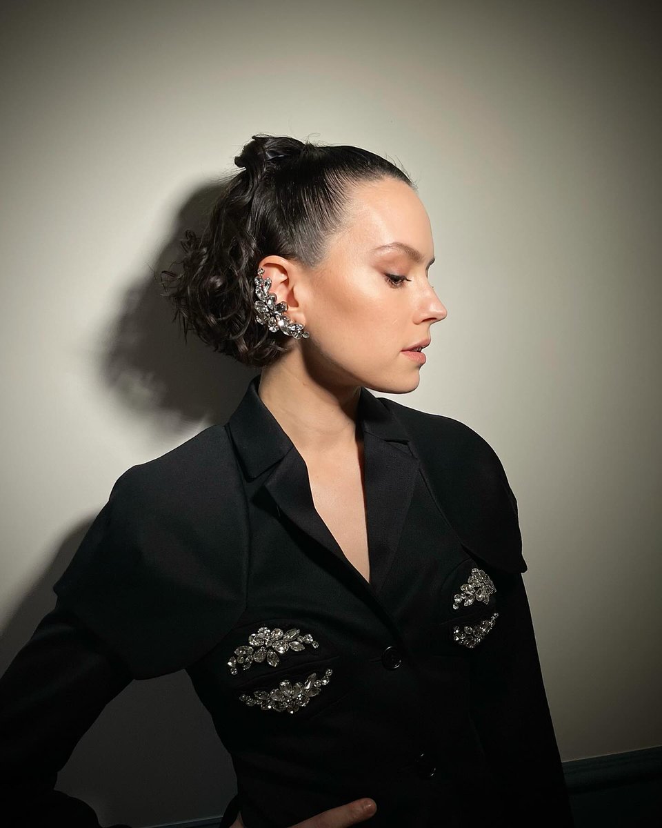 kellylipstick via IG post

Queen Daisy Ridley side profile
#DaisyRidley #Sometimesithinkaboutdying