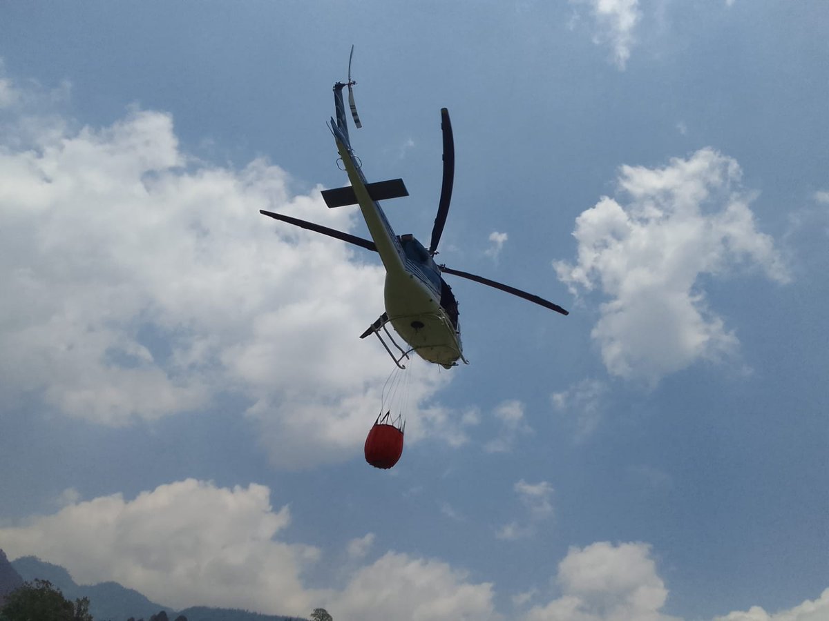 #LHEnBreve | La Coordinadora Nacional para la Reducción de Desastres (Conred) indicó que se utiliza un helicóptero con equipo especial para sofocar el incendio que se registra en la finca Santa Rosa, Purulhá, Baja Verapaz.

📷: Conred