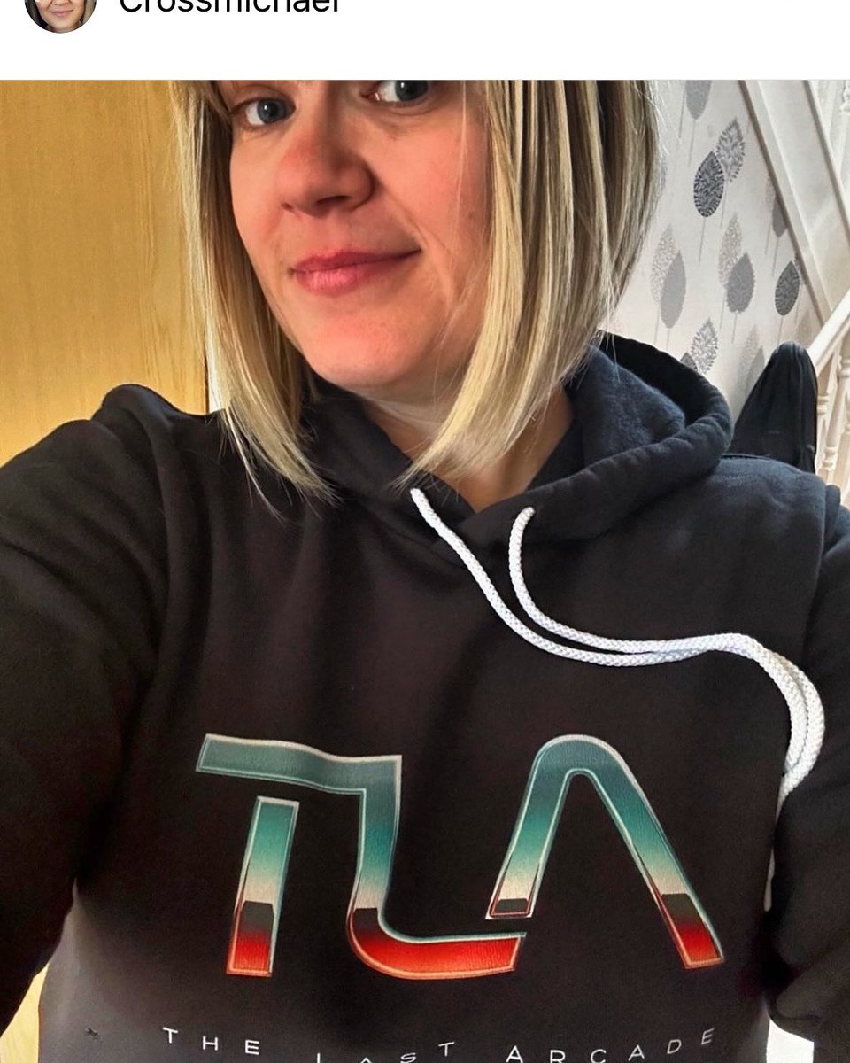 The first TLA merch is out in the wild! How cool is this hoody?!! 🙌🙌 Thank you @econkers ❤️ If anyone want to check out our new merch store its at thelastarcade.net/store #retro #merch #80s #synthwave #topfan