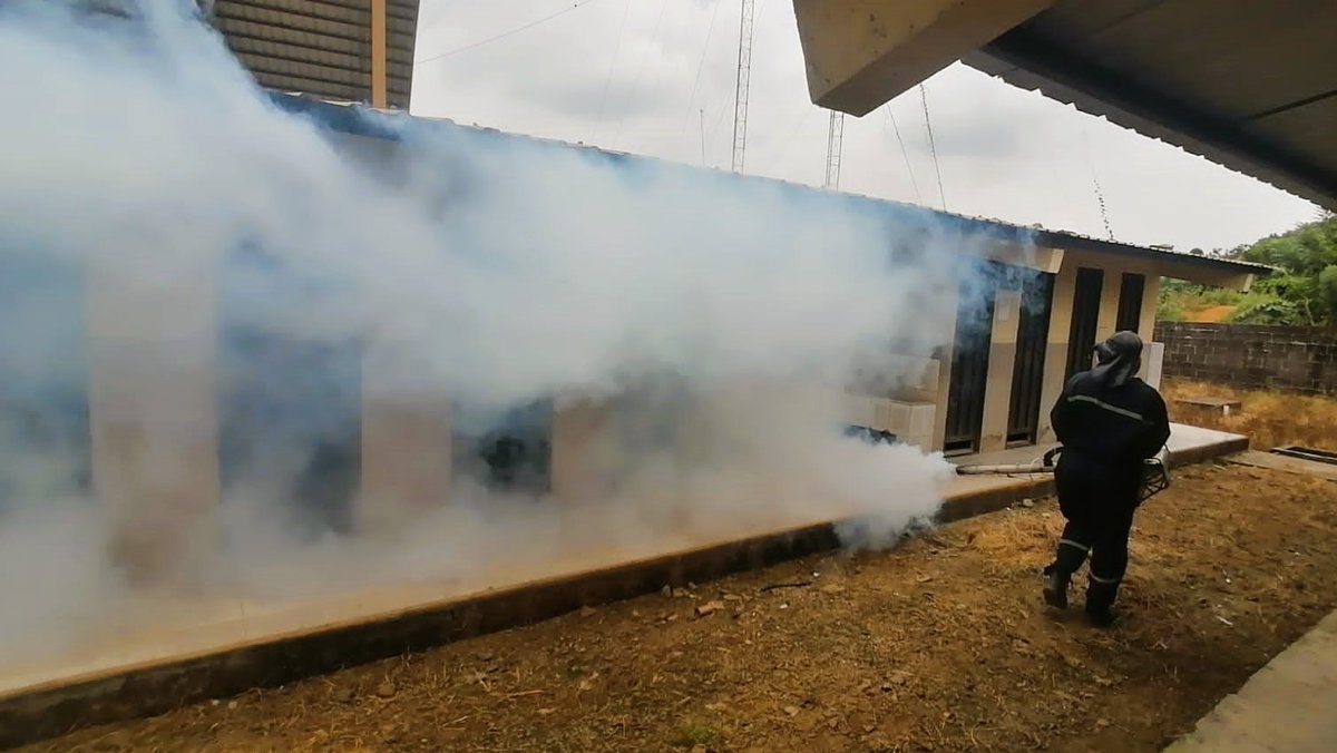 DPS_LosRios's tweet photo. #LosRíos | @Salud_Ec realiza fumigación en los recintos electorales de los cantones Urdaneta y Puebloviejo, previo a la jornada electoral, con el objetivo de minimizar la proliferación de enfermedades vectoriales, como el dengue, zika y chikungunya.

#ElNuevoEcuador 🇪🇨 https://t.co/271IMinU40