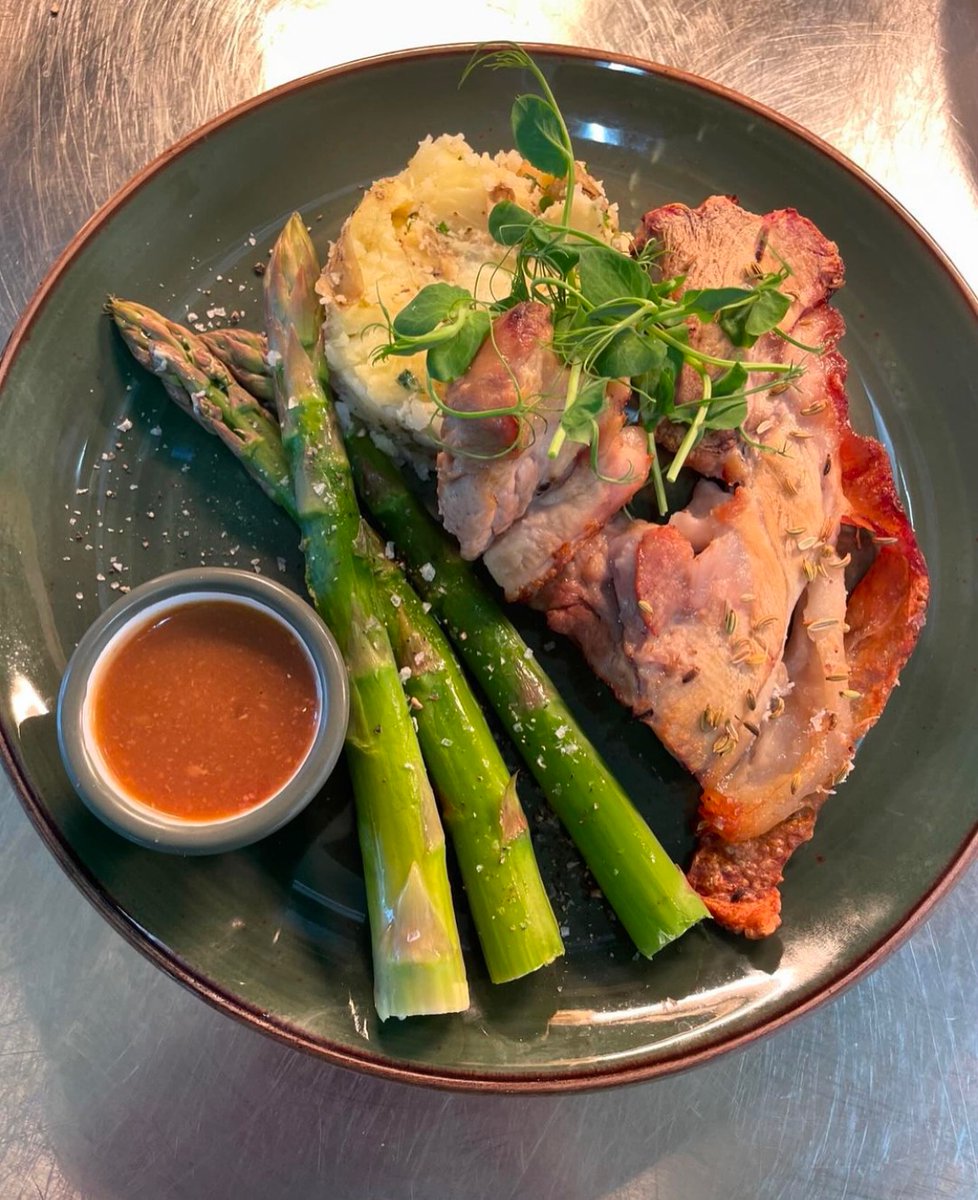 Fossil Farm Pork 🧑‍🍳🤌Slow cooked lemon & fennel pork shoulder with crushed herb potatoes & asparagus beautifully created by The Saxon Inn and supplied by us ☺️‘A quintessentially English Inn hidden in the village of Child Okeford, Dorset.’ Well worth a visit ✨#fieldtofork