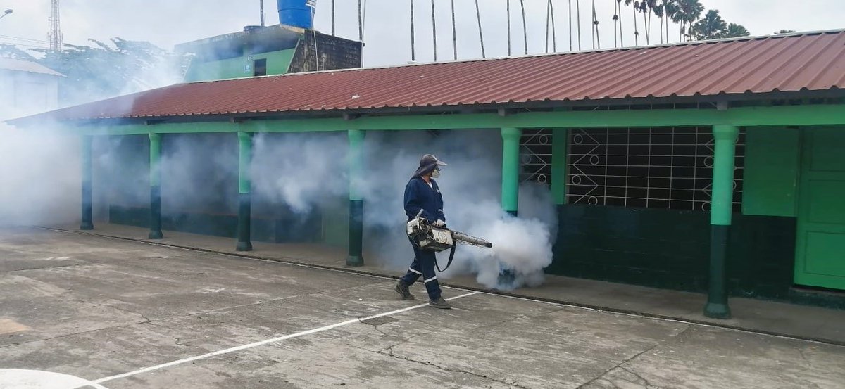 DPS_LosRios's tweet photo. #LosRíos | @Salud_Ec realiza fumigación en los recintos electorales de los cantones Urdaneta y Puebloviejo, previo a la jornada electoral, con el objetivo de minimizar la proliferación de enfermedades vectoriales, como el dengue, zika y chikungunya.

#ElNuevoEcuador 🇪🇨 https://t.co/271IMinU40