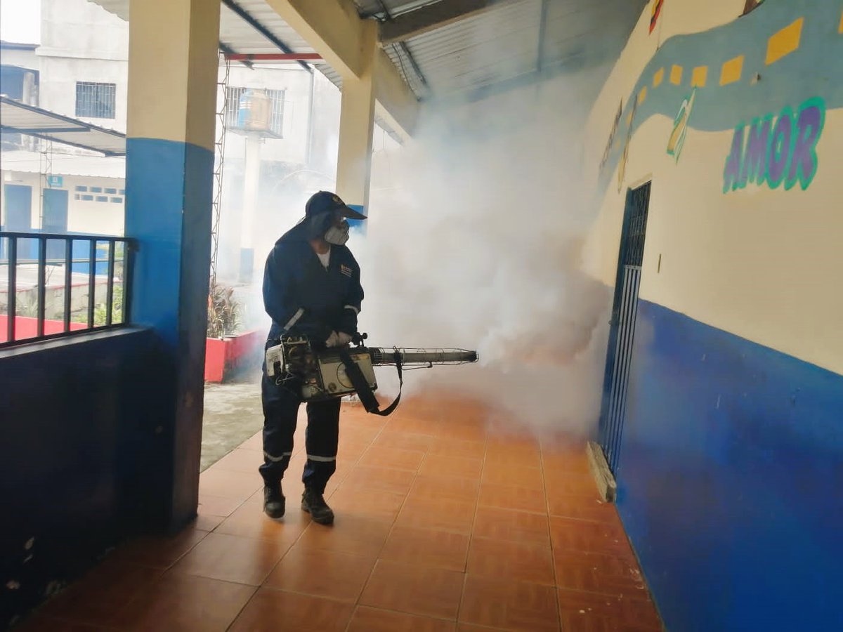 DPS_LosRios's tweet photo. #LosRíos | @Salud_Ec realiza fumigación en los recintos electorales de los cantones Urdaneta y Puebloviejo, previo a la jornada electoral, con el objetivo de minimizar la proliferación de enfermedades vectoriales, como el dengue, zika y chikungunya.

#ElNuevoEcuador 🇪🇨 https://t.co/271IMinU40
