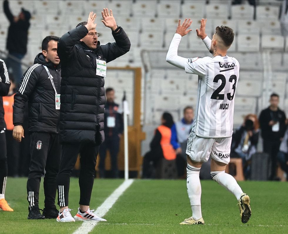 Beşiktaş bu sezon teknik direktör değişikliği yaparak çıktığı 5 maçı da kazandı.

➡️ Burak Yılmaz
✅ 2-0 İstanbulspor

➡️ Rıza Çalımbay
✅ 1-0 Başakşehir

➡️ Serdar Topraktepe
✅ 1-2 Hatayspor

➡️ Fernando Santos
✅ 3-0 Karagümrük

➡️ Serdar Topraktepe
✅ 2-0 Ankaragücü