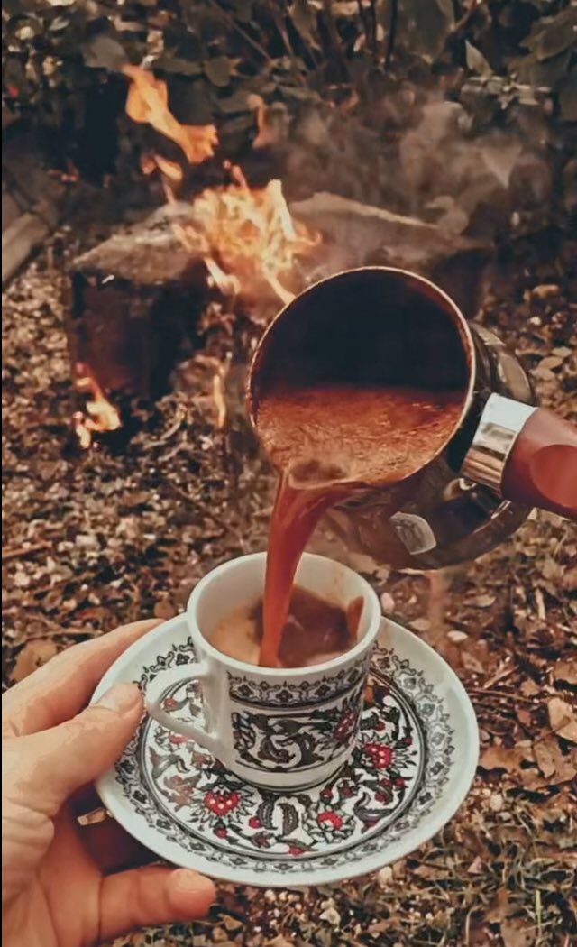 Bir fincan kahvenin tadını, sunumunun inceliğini ve kırk yıl unutulmayacak hatırını kahveyi kiminle içtiğin belirler.