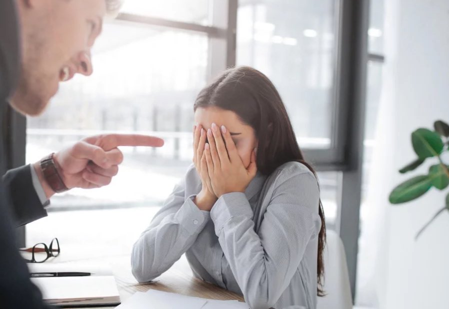 🚨 ¡Avance histórico en la lucha contra la discriminación laboral de género! 💪👩‍⚖️ El Décimo Sexto Tribunal Colegiado en Materia de Trabajo del Primer Circuito ha sentado un precedente crucial: cuando una mujer alegue violación a su derecho de ascenso por discriminación, ¡debe