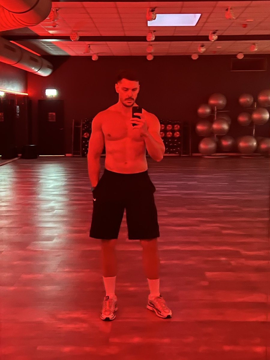 ultimate.simon tweet media