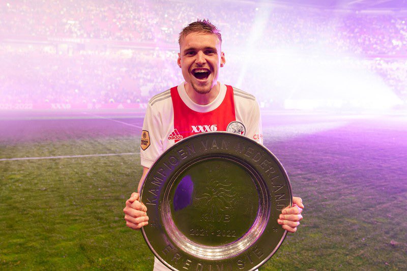 TheFarioliEra's tweet photo. Een bepaalde club heeft de afgelopen 25 jaar net zoveel kampioenschappen gehaald als Kenneth Taylor.
#FromAnotherPlanet https://t.co/hmtlAx9PkB