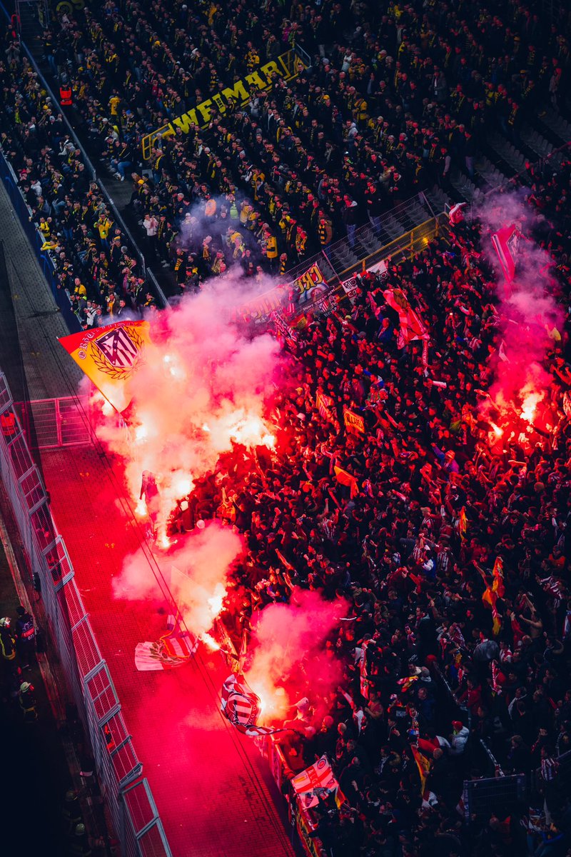 📸 Thread of Photos I took at the BVB vs Atletico Madrid UCL quarterfinal ! 🟡🔵⭐️ What a magical UCL night in Dortmund! 🍿✨ Always a pleasure to watch BVB! 😍 ❤️ & RT appreciated! #BVBAtleti #BVB #Atleti #UCL
