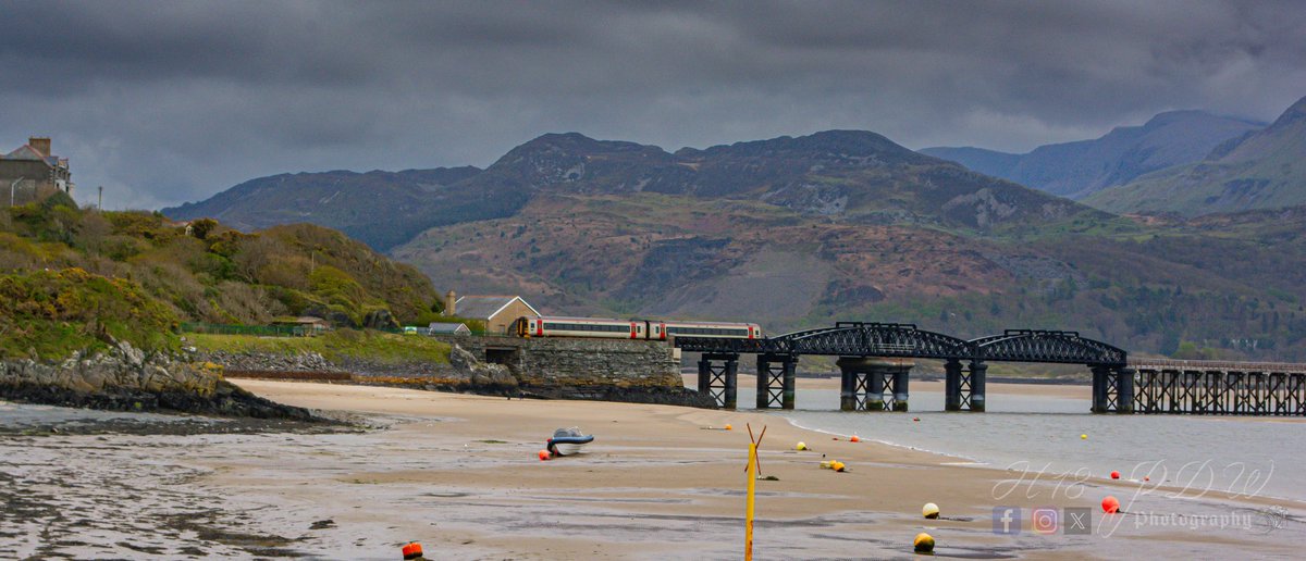 h18pdwphotos's tweet photo. @transport_wales 158 crossing the famous #barmouthbridge yesterday after the charter train passed.
@Newsflare #trains #barmouth #northwales #scenery #estury #trainspotting #amazing @Ruth_ITV @DerekTheWeather @itvcoastcountry @WalesOnline @TheOneShowShow #stunning https://t.co/MM2Dz7GWvU
