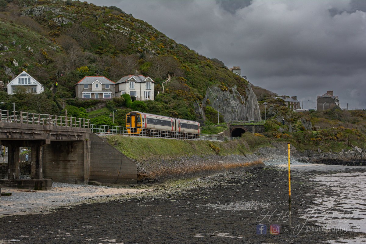 h18pdwphotos's tweet photo. @transport_wales 158 crossing the famous #barmouthbridge yesterday after the charter train passed.
@Newsflare #trains #barmouth #northwales #scenery #estury #trainspotting #amazing @Ruth_ITV @DerekTheWeather @itvcoastcountry @WalesOnline @TheOneShowShow #stunning https://t.co/MM2Dz7GWvU