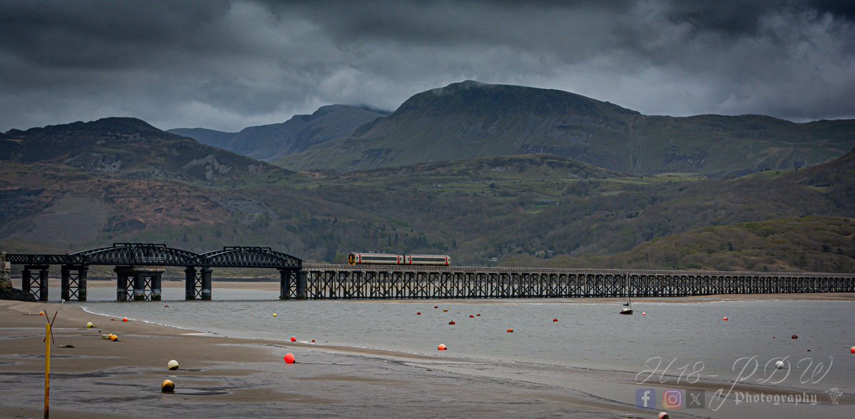 h18pdwphotos's tweet photo. @transport_wales 158 crossing the famous #barmouthbridge yesterday after the charter train passed.
@Newsflare #trains #barmouth #northwales #scenery #estury #trainspotting #amazing @Ruth_ITV @DerekTheWeather @itvcoastcountry @WalesOnline @TheOneShowShow #stunning https://t.co/MM2Dz7GWvU