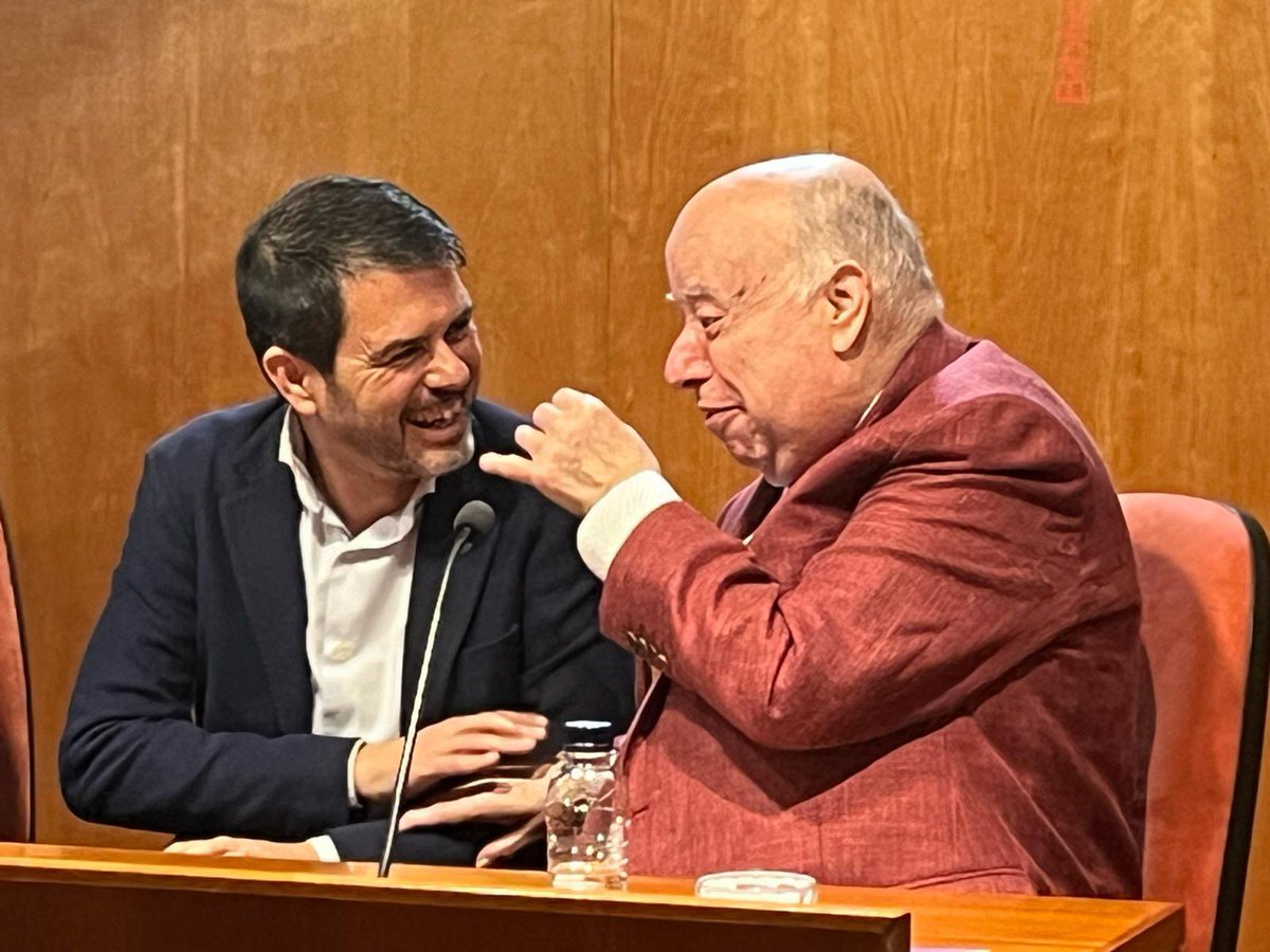 marccastells's tweet photo. 📚 Un orgull haver pogut participar en la presentació del darrer llibre de Lleonard del Río, 'Plugim d'estels', un igualadí incansable, erudit, que estima la nostra ciutat i que la fa créixer amb el seu patrimoni literari. https://t.co/dg2te0Q6sC