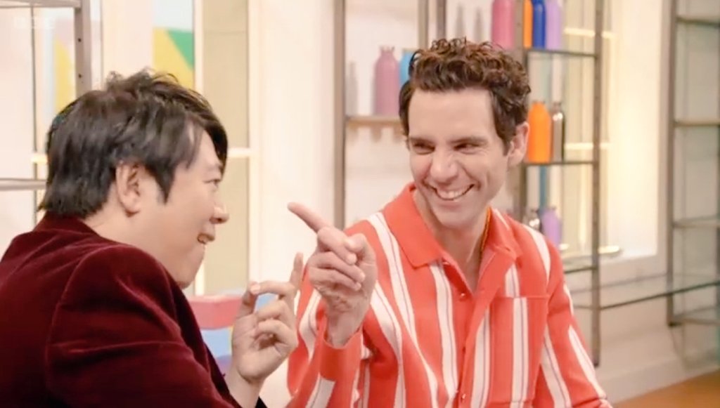 JIEUNSONG2's tweet photo. Le sourire radieux de Mika.😍🌸
 #TheOneShow  Il est mon rayon de soleil dans ma vie.🌞💖🎶 https://t.co/AxJfGAlBxi