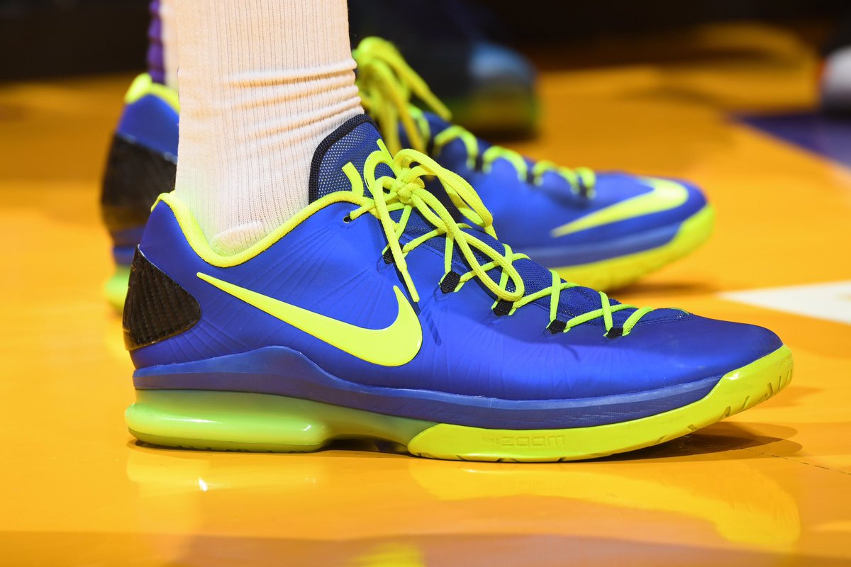 SLAMKicks's tweet photo. KD’s Elite Series had every modification available. Flywire, carbon fiber, 360 Zoom, Hyperposite, compression sock, etc etc. https://t.co/sELlOoGGeG