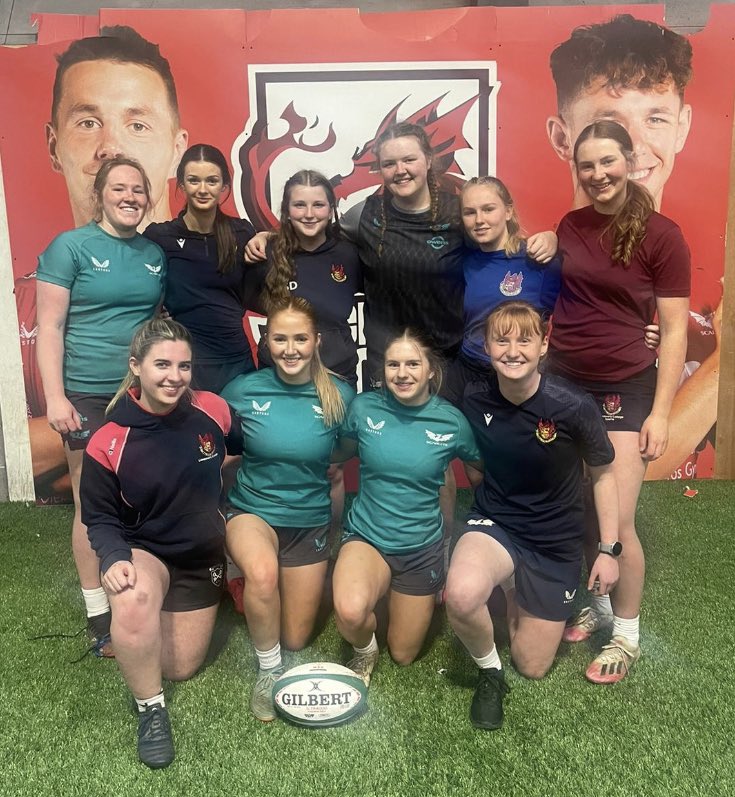 Brilliant to see so many of our girls involved in the U17s Scarlets training this evening🤩💪🏽 Top work! @scarlets_rugby @ScarletsAcademy @LlandoveryColl
