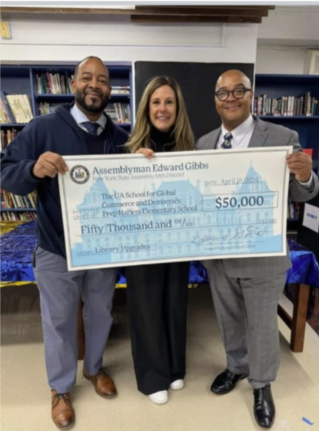 UA is grateful to @AMEddieGibbs for his investment in the UA School for Global Commerce! AM Gibbs visited UASGC and pledged to provide funds for a library upgrade📚Today those funds were received and will soon be used to support our future leaders in Harlem! Thank you, AM Gibbs!