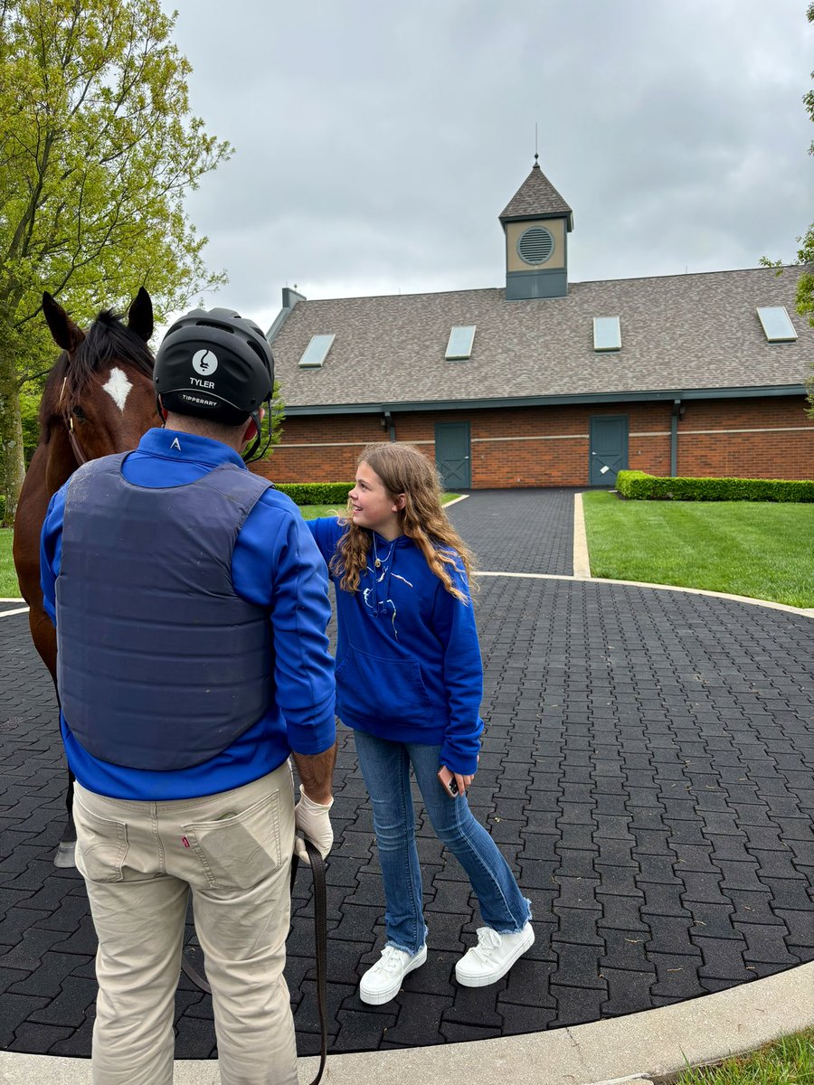 😍 Special visitor today! Cody Dorman’s little sister, Kylie, stopped by to visit her four-legged friend #CodysWish! #HorseoftheYear 🏆