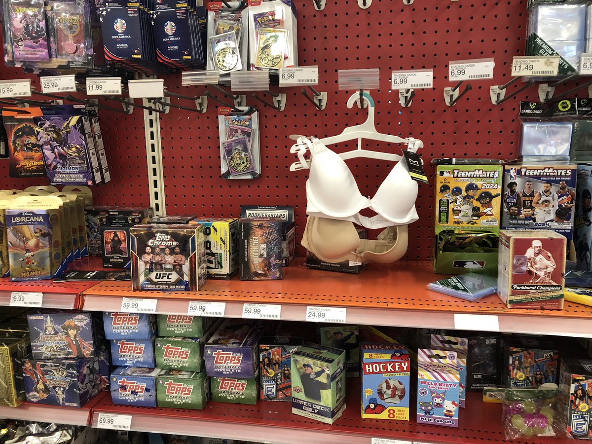 Whatever happens in the trading card aisle at @Target stays in the trading card aisle at Target😂 This takes looking for Cup cards to a whole new level😳
#racingcards #nascarcards