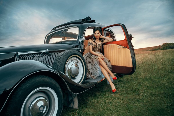 Polka dots.
#womanandcar