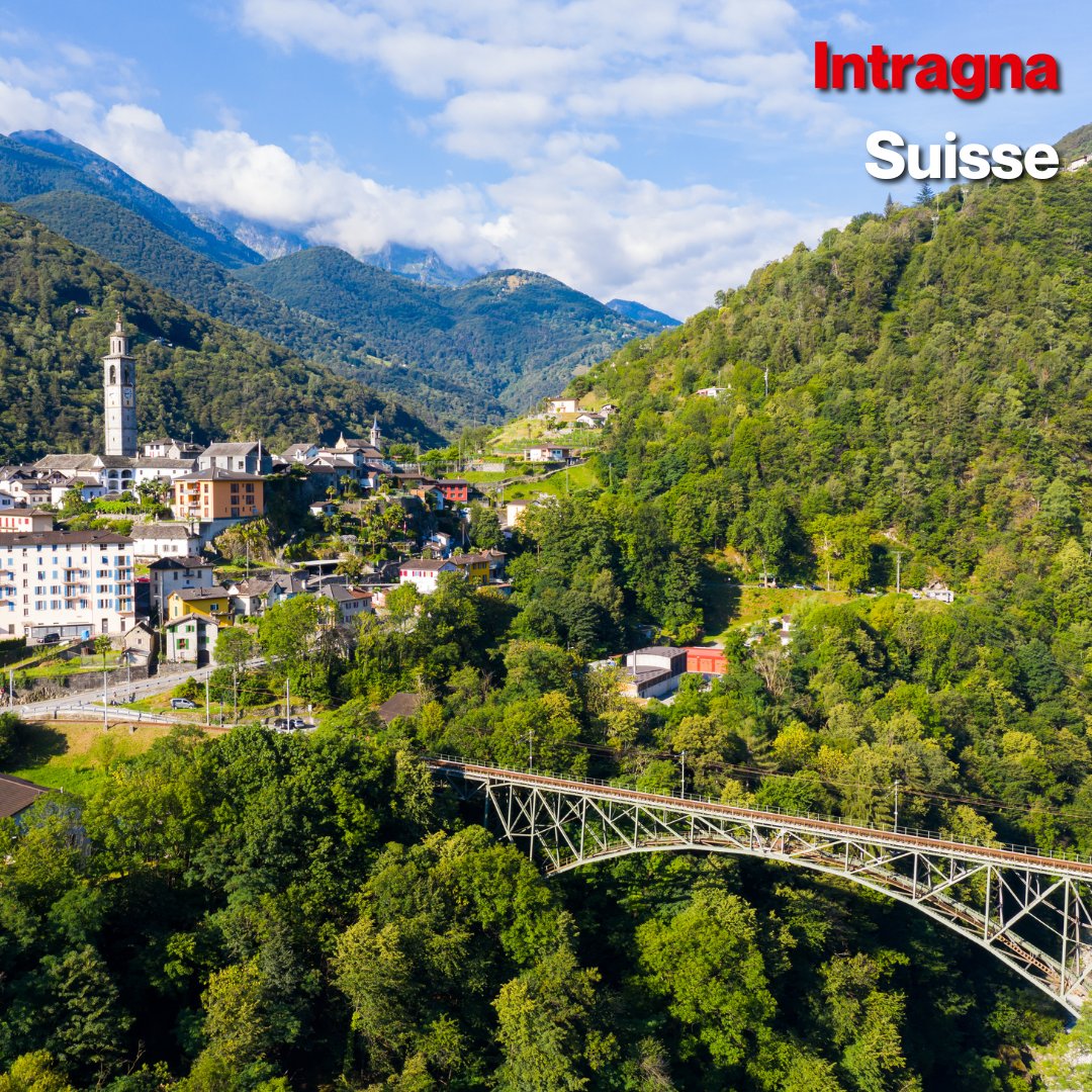 Suisse's tweet photo. Perchée sur une vallée rocheuse, #Intragna est une jolie ville médiévale #suisse qui possède le plus haut clocher du #Tessin et un viaduc ferroviaire de 80 mètres de haut ! 🇨🇭 https://t.co/dErcslB0uV