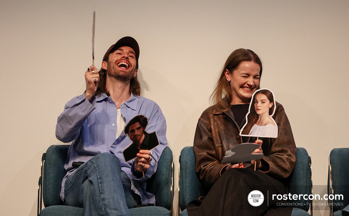 #TheLandCon6 - Nouvelles photos, celles du panel avec Joey Phillips & Izzy Meikle-Small / New photos, those taken during the panel with Joey Phillips & Izzy Meikle-Small #Outlander #TLC6

📷 rostercon.com/en/event-conve…