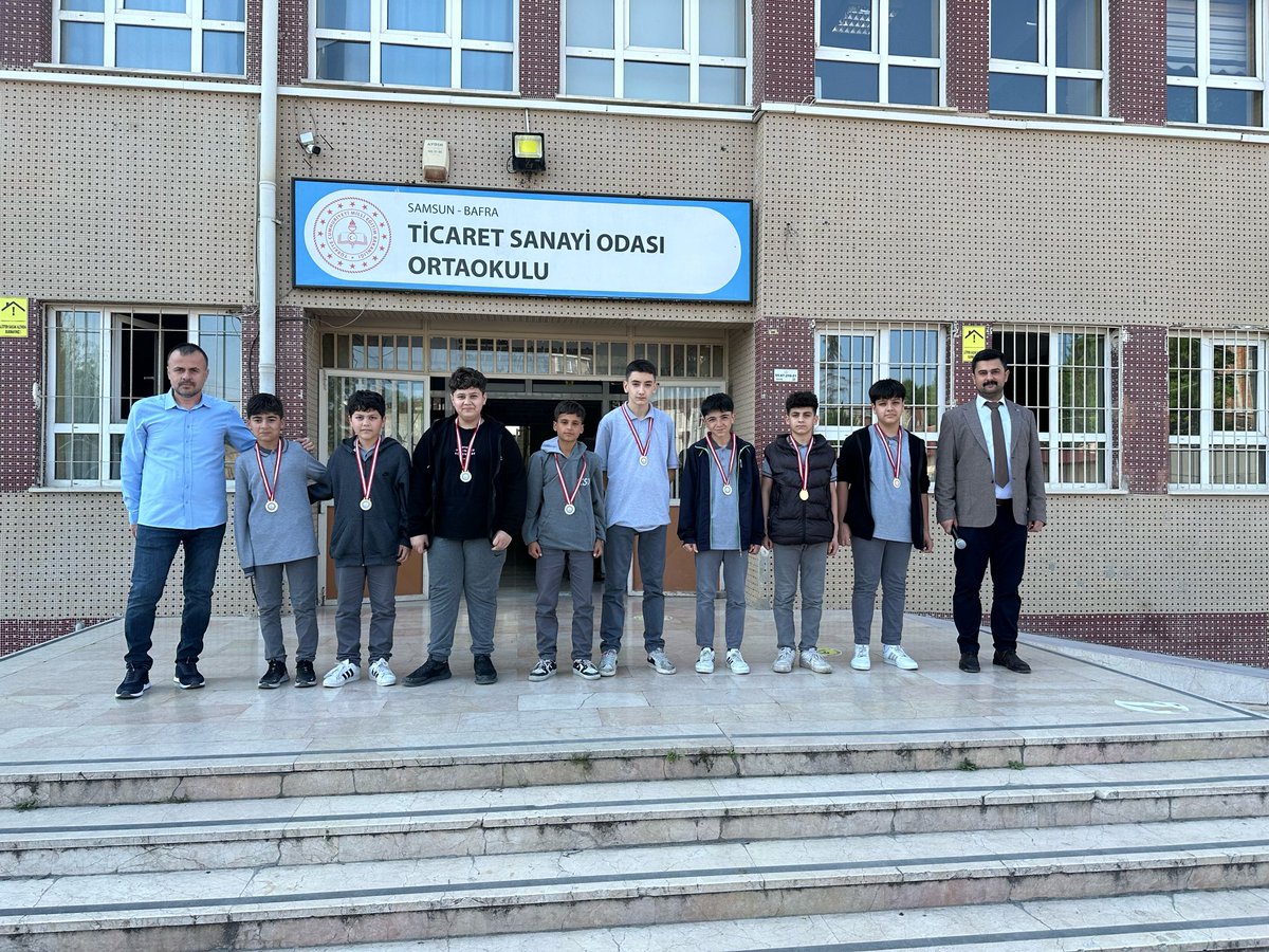 BafraTsoo's tweet photo. Sınıflar arası Futbol müsabakalarında birinci olan sınıfların madalyaları sınıf öğretmenleri tarafından verildi. Öğrencilerimizi gösterdikleri mücadeleden dolayı tebrik ediyoruz. https://t.co/CvimgEJ83D