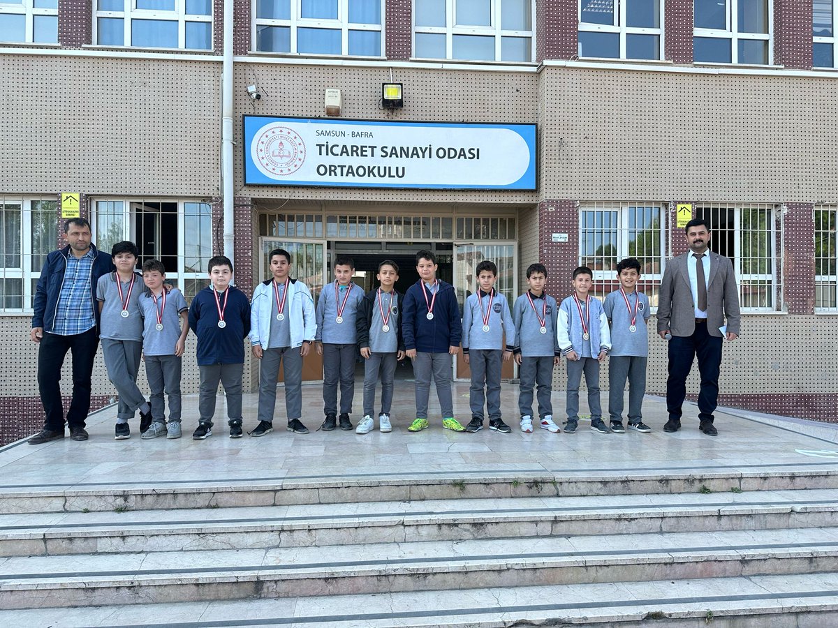 Sınıflar arası Futbol müsabakalarında birinci olan sınıfların madalyaları sınıf öğretmenleri tarafından verildi. Öğrencilerimizi gösterdikleri mücadeleden dolayı tebrik ediyoruz.