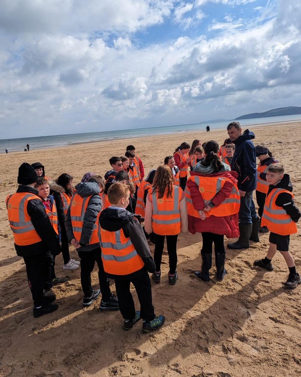 Great day with Ysgol Parc y Bont at Benllech beach 🌊 Leading year 5/6 students in our ‘#SeaLife, Marine Life, #Anglesey Life’ project 💚 🌐Funded by coastal capacity building grant, find out more here: wildelements.org.uk/eng/latest/byw…