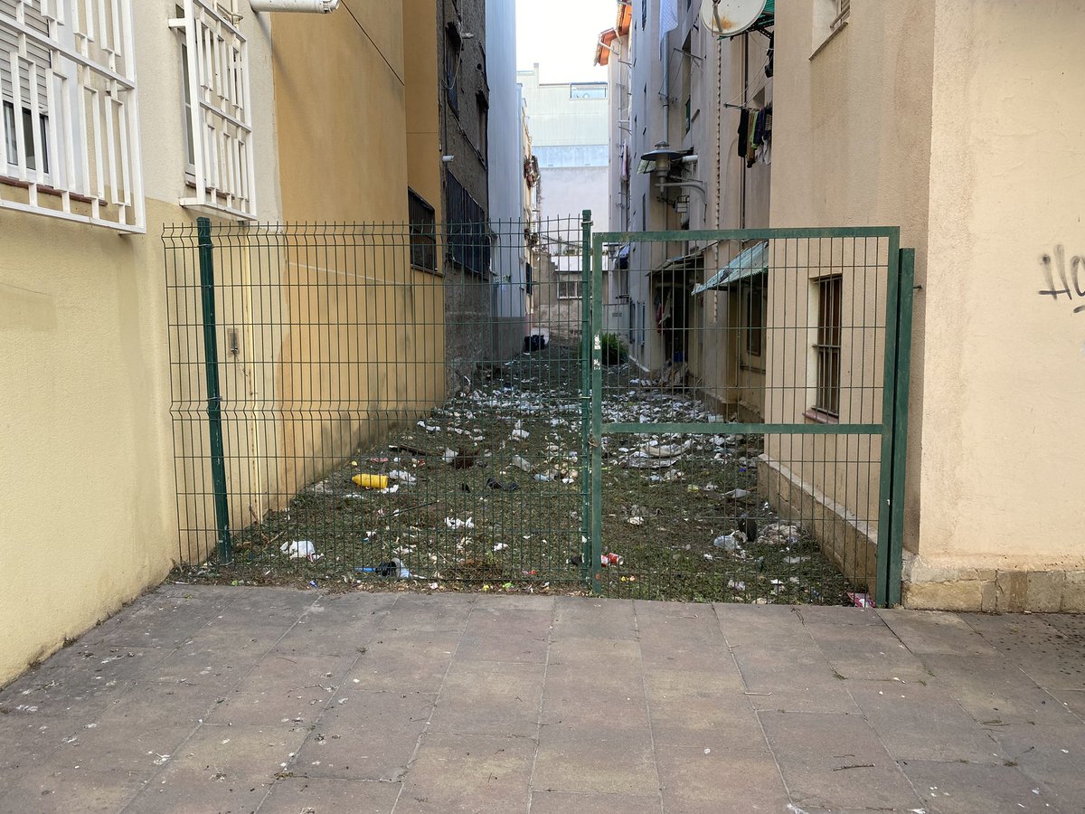 SergiAlemany's tweet photo. @ajuntamentvng Brutícia, rates, paneroles, mosquits i tot tipus d’insectes, fins quan hem de seguir aguantant aquesta situació? Carrer de l’aigua 148 https://t.co/13Jj4thkQY