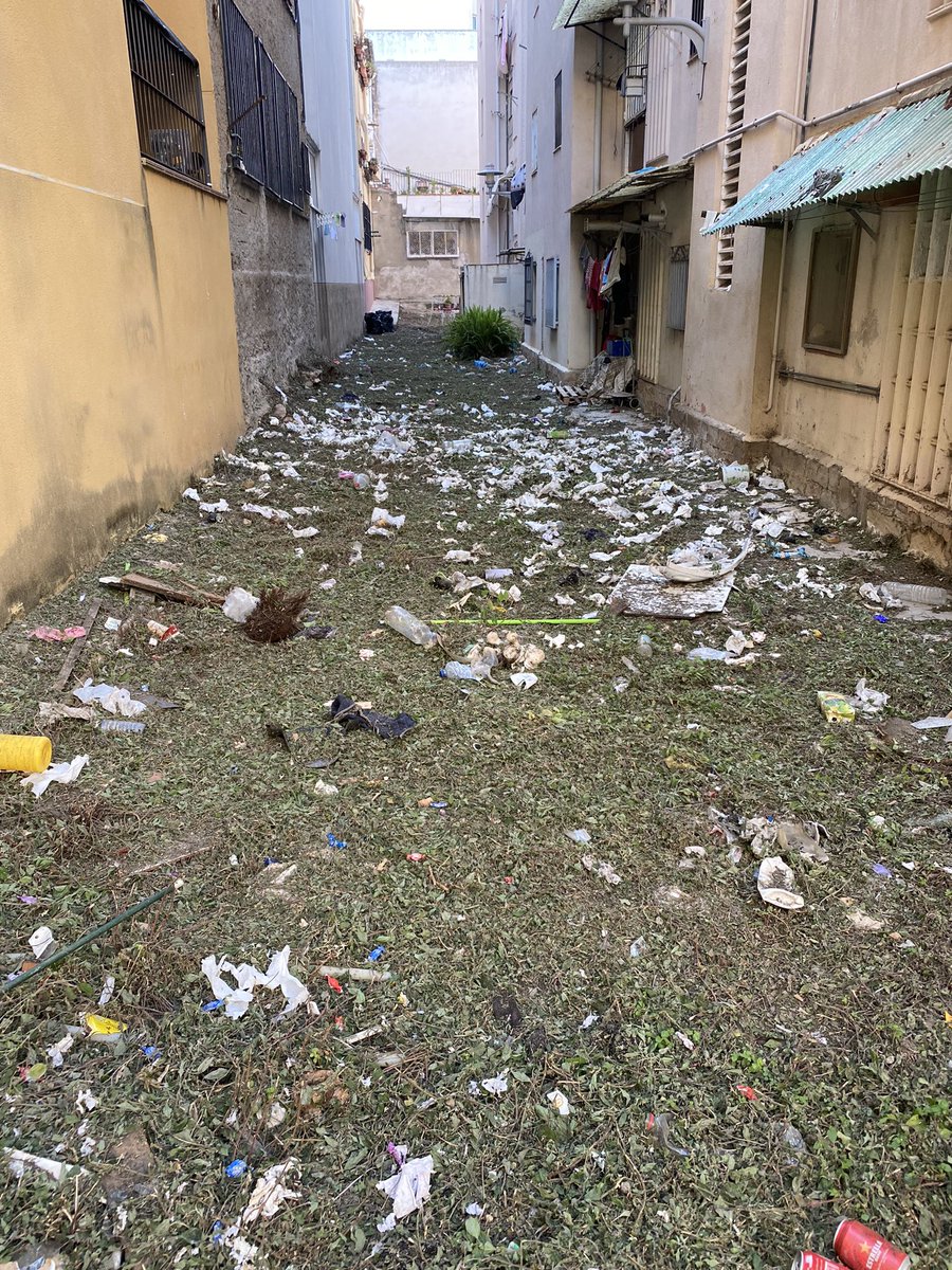 SergiAlemany's tweet photo. @ajuntamentvng Brutícia, rates, paneroles, mosquits i tot tipus d’insectes, fins quan hem de seguir aguantant aquesta situació? Carrer de l’aigua 148 https://t.co/13Jj4thkQY