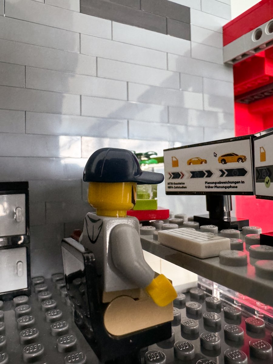 itsOWL_Cluster's tweet photo. Unsere Lego®-Welt wächst… auch die https://t.co/2hy2AuBPBv zeigt auf kreative Art, wie #KI in Produktion &amp; Logistik eingesetzt wird.

Neugierig? Kommen Sie zum OWL Gemeinschaftsstand auf der @hannover_messe: Halle 7, Stand D27.

🎫Kostenlose Tickets: https://t.co/RsjTnrTrM3 https://t.co/CSdPp5Q8FT