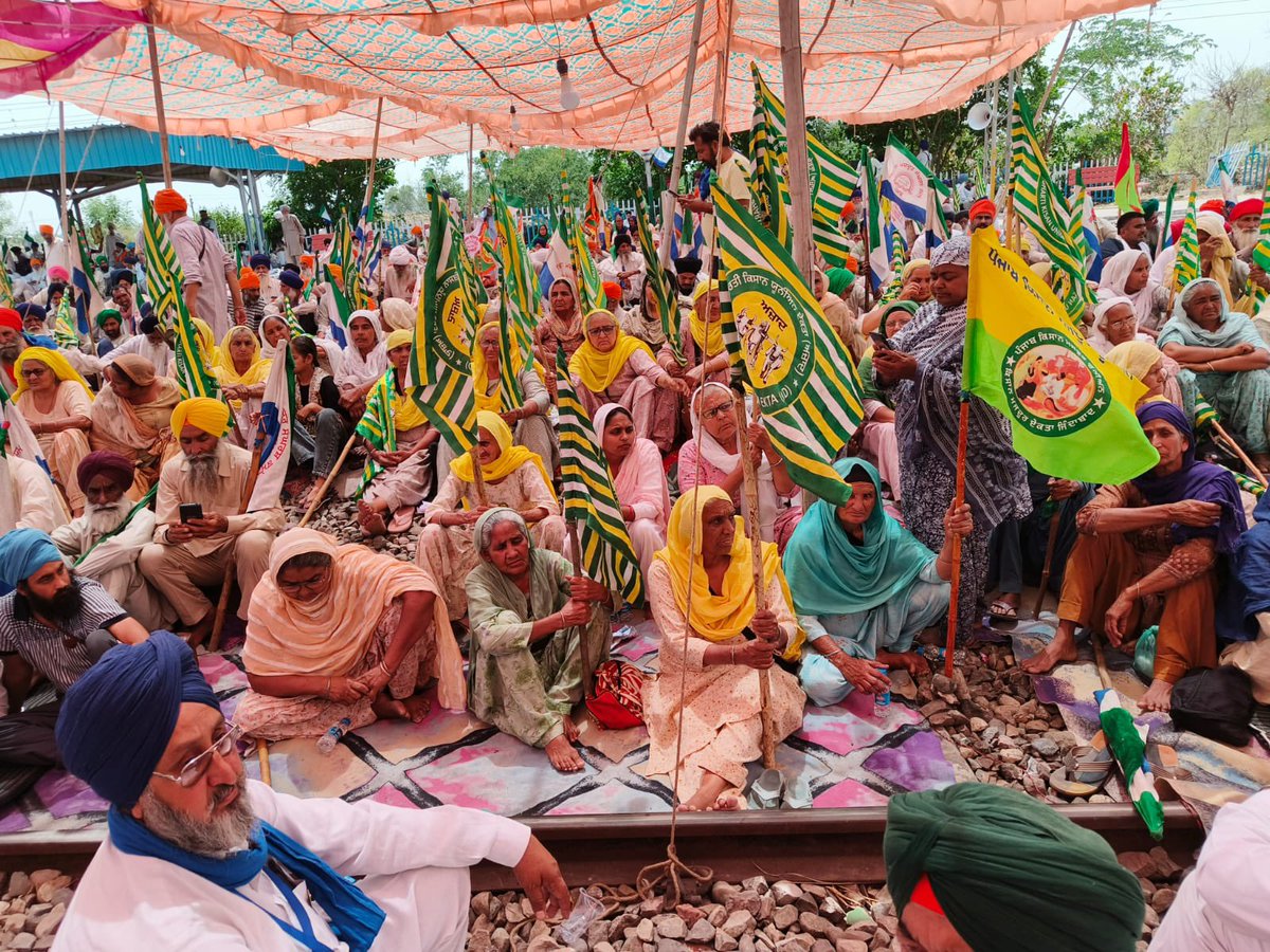 हरियाणा की जेल में बंद किसानों अनीश खटकड़, नवदीप सिंह, गुरकीरत सिंह की रिहाई के लिए दिल्ली-अमृतसर रेलवे ट्रैक पर स्थित शम्भू रेलवे स्टेशन पर किसानों का धरना तीसरे दिन भी जारी रहा। किसान अनीश खटकड़ पिछले 31 दिनों से जेल में आमरण अनशन पर हैं और उनकी तबियत काफी नाजुक है। आज संयुक्त