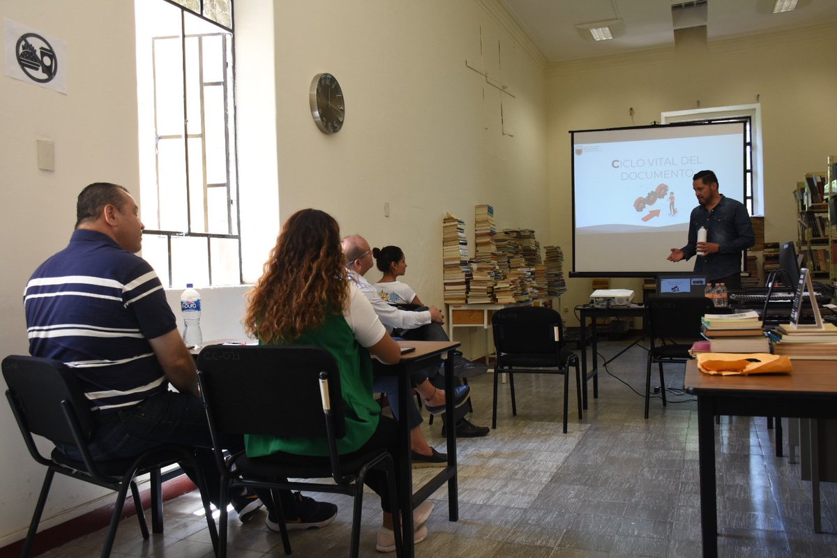 ARGEZacatecas's tweet photo. 🗄📜| #Entérate

Cerramos la semana en la @eecyrzrr, donde asesoramos a su personal acerca de los pasos que deben seguir para organizar y proteger sus documentos, tal y como lo exhorta la Ley de Archivos para el Estado de Zacatecas y sus Municipios.

#AñoDeLaPaz
#JuntosSomosPaz https://t.co/RtGWmOemlb