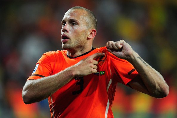 Unforgettable moment right after beating Brazil in 2010. Heitinga stood up to Brazilian fans and pointed at KNVB logo. @OnsOranje @KNVB @FootballOranje_ @ClockworkOranje