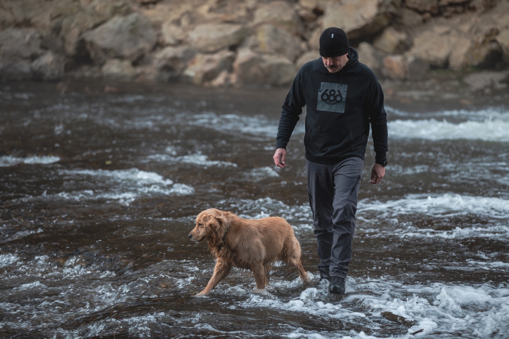 It's the perfect moment to update your spring kits with fantastic new deals from @686! Embrace the arrival of spring while keeping in mind to bring your best friend along 🐶! Link in bio! . . . #dogs #goldenretriever #techapparel #sunandskisports #adventuresforall