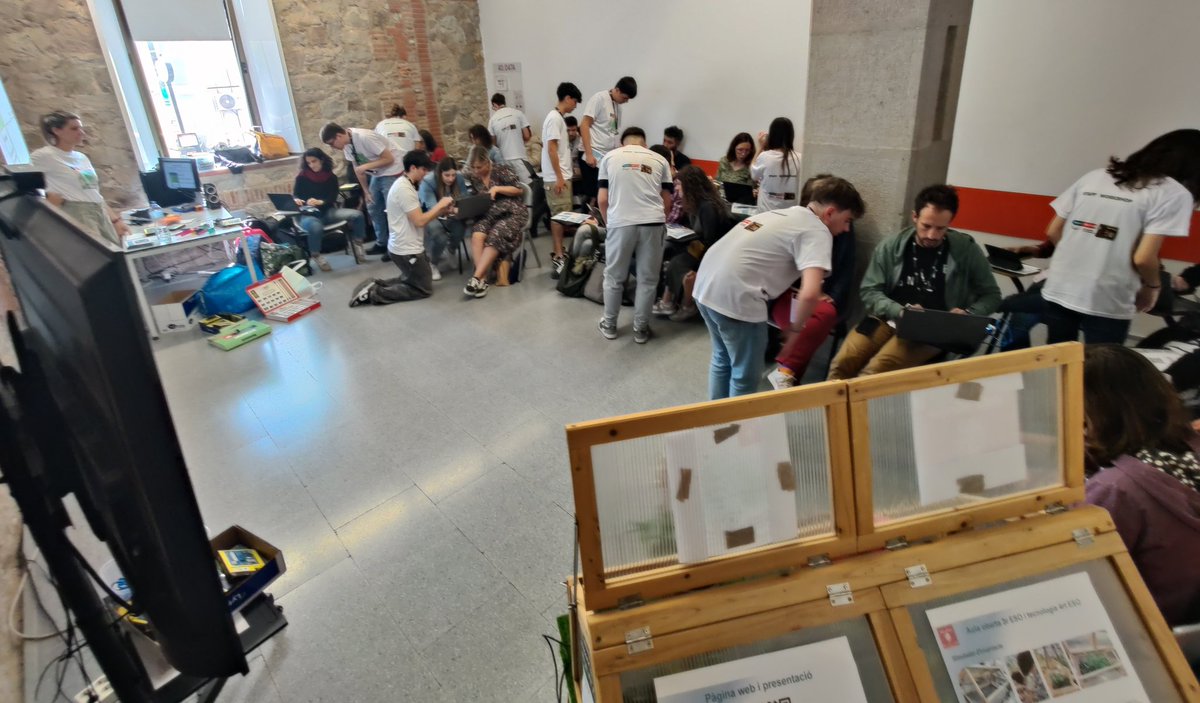 raulventur2cat's tweet image. Els nostres alumnes de 1r de batxillerat @bernatelferrer han fet el Taller Hort al Nuvol ja.cat/TallerESP32Ste… a @STEAMconfBCN,  els participants han fet servir @arduinoblocksi les ESP32STEAMaker de les noves dotacions de robòtica. #programaFaig.