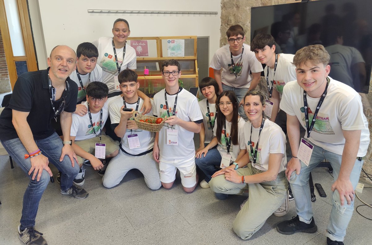 raulventur2cat's tweet image. Els nostres alumnes de 1r de batxillerat @bernatelferrer han fet el Taller Hort al Nuvol ja.cat/TallerESP32Ste… a @STEAMconfBCN,  els participants han fet servir @arduinoblocksi les ESP32STEAMaker de les noves dotacions de robòtica. #programaFaig.
