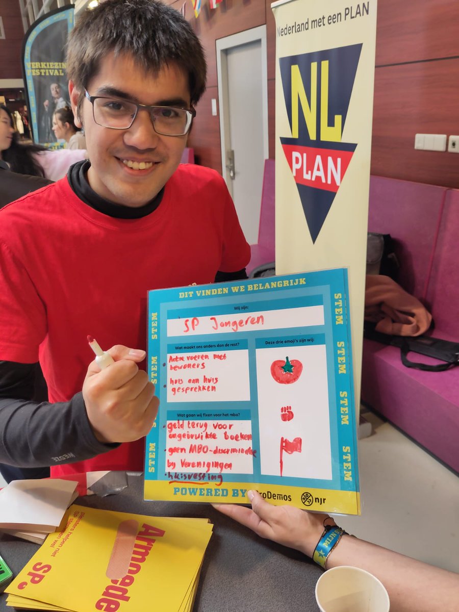 Onze strijders Cuno en Pascal waren vandaag aanwezig bij het verkiezingsfestival op de ROC in Bijlmer om de SP Jongeren te vertegenwoordigen!

Ze voerden waardevolle gesprekken met jongeren en boden een luisterend oor voor hun zorgen over de toekomst.🍅✊