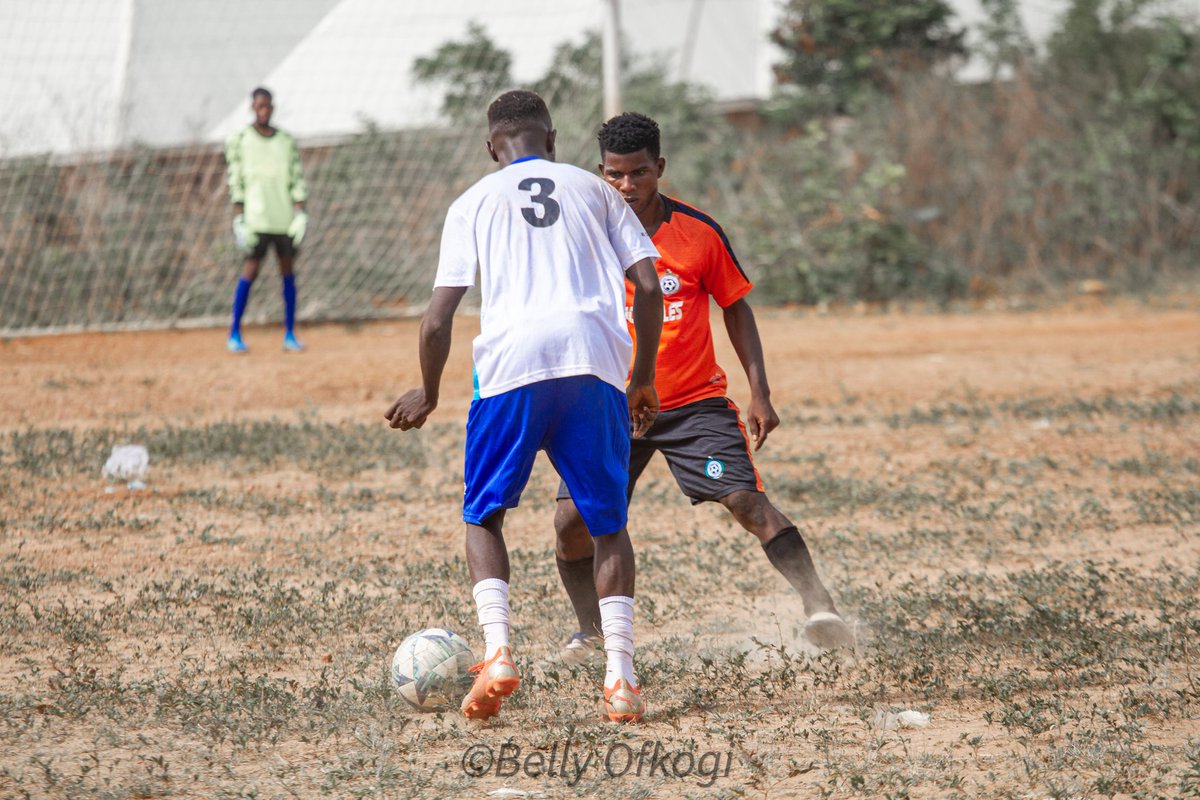 mrbellydeen's tweet photo. FT:- Prime athletes 2-1 Adatech football club

Yesterday I was in Emcco field, Okengwe, okene kogi state to document the Friendly match which was held

It was an awesome Match 😊
Photograph by Bełly OfKogi 
#footballmatchtoday #footballskills #footballpictures https://t.co/0fhTkMZwmD