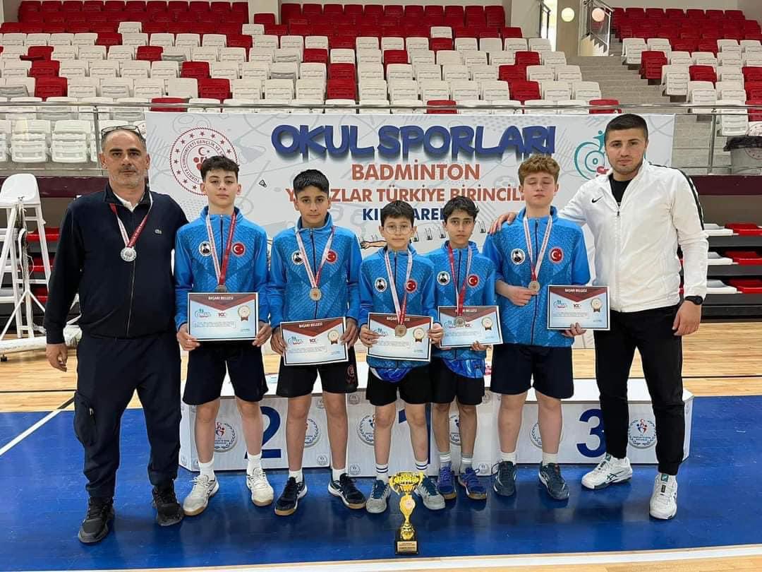 OSMANCIK ATATÜRK ORTAOKULU TÜRKİYE 2.Sİ 🧿👏🏆🥈📣

Kırklareli’nde yapılan Okul Sporları Yıldız Erkekler Badminton Türkiye Şampiyonasında, Osmancık Atatürk Ortaokulu Erkek takımımız Türkiye ikincisi olarak gümüş madalya kazandı.
