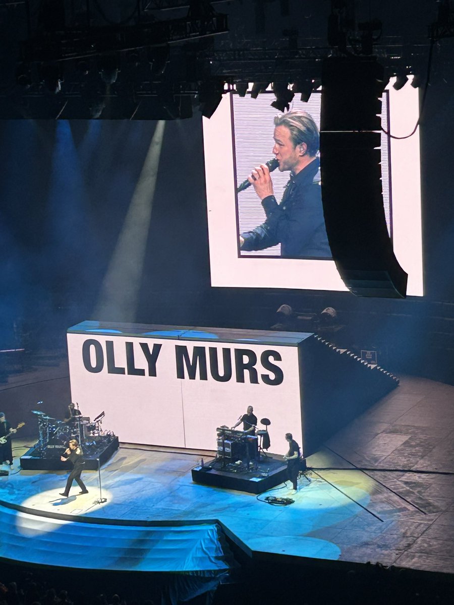 Watching me pal @ollymurs smashing it at Leeds Arena 🥳 great stuff daddy 👶🏼