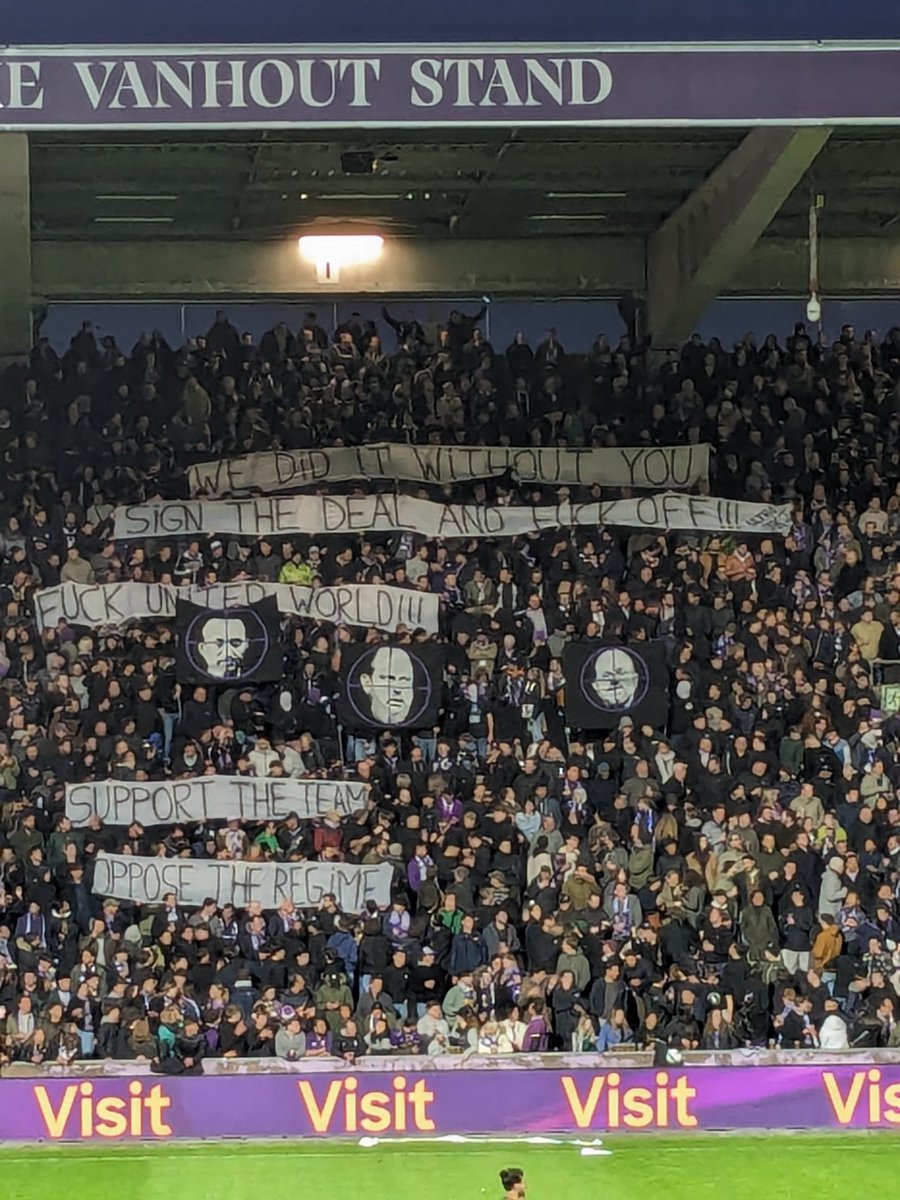 HeymanJelle's tweet photo. Duidelijke boodschap van de Beerschot-fans #beepat #beepem https://t.co/cwDF34vUnu