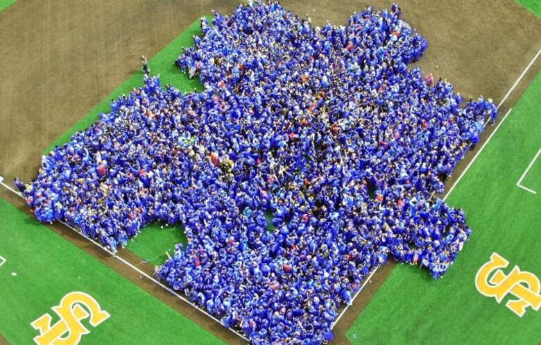 sevinpuzzles's tweet photo. Today in Puzzling History - One year ago, the Grace Foundation of New York set a Guinness record as 2,423 people gathered on Staten Island to form the world's largest human jigsaw puzzle piece to raise awareness of autism spectrum disorder. @GRACEOFNY @autismspeaks @GWR https://t.co/o66iXqgvvK
